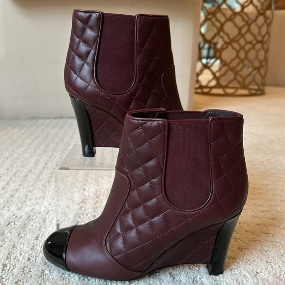 CHANEL Quilted Boots Burgundy and Black Toe Preloved Pristine condition - Picture 7 of 13